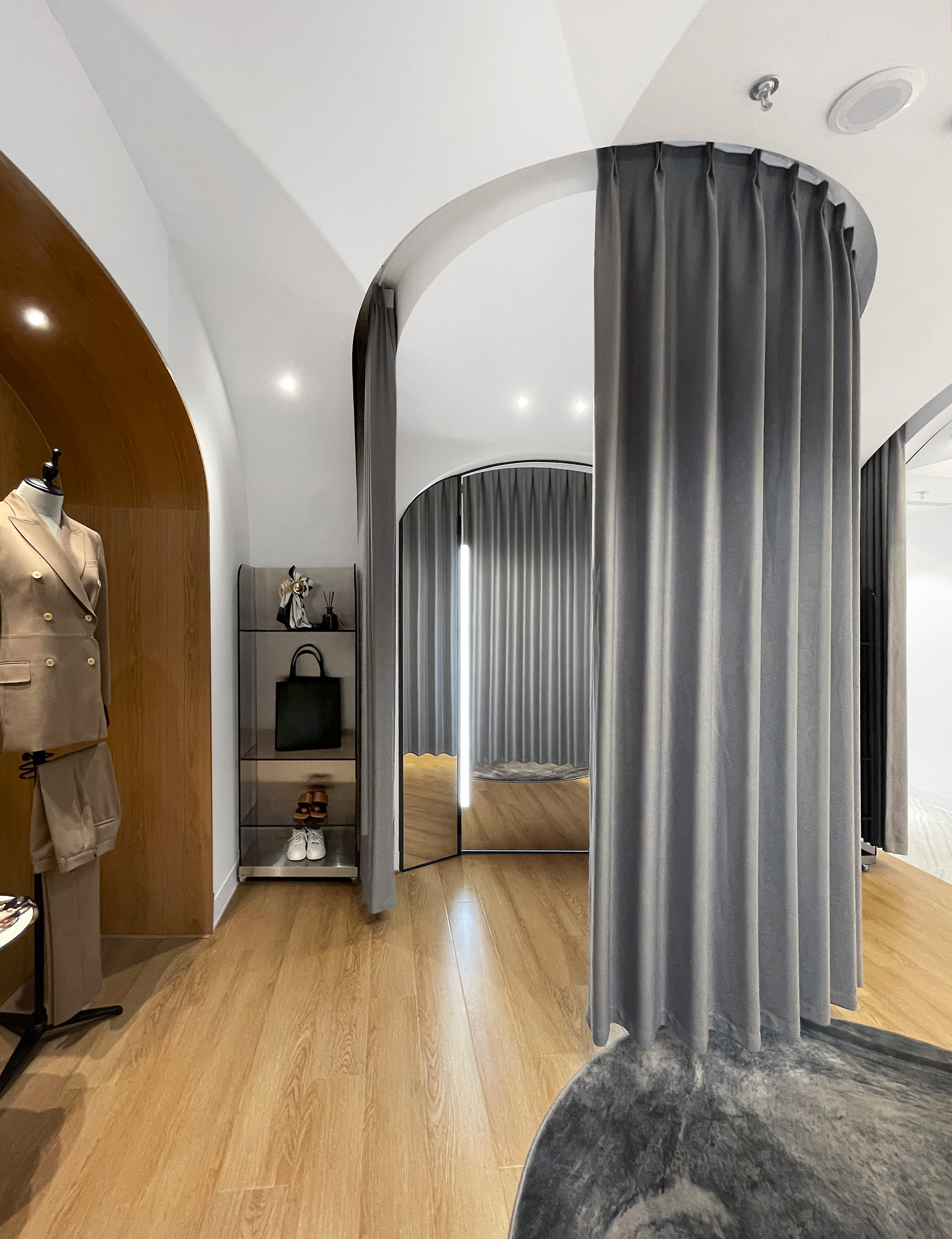 设计案例_暖男空间：大连KEYMEN男装定制店