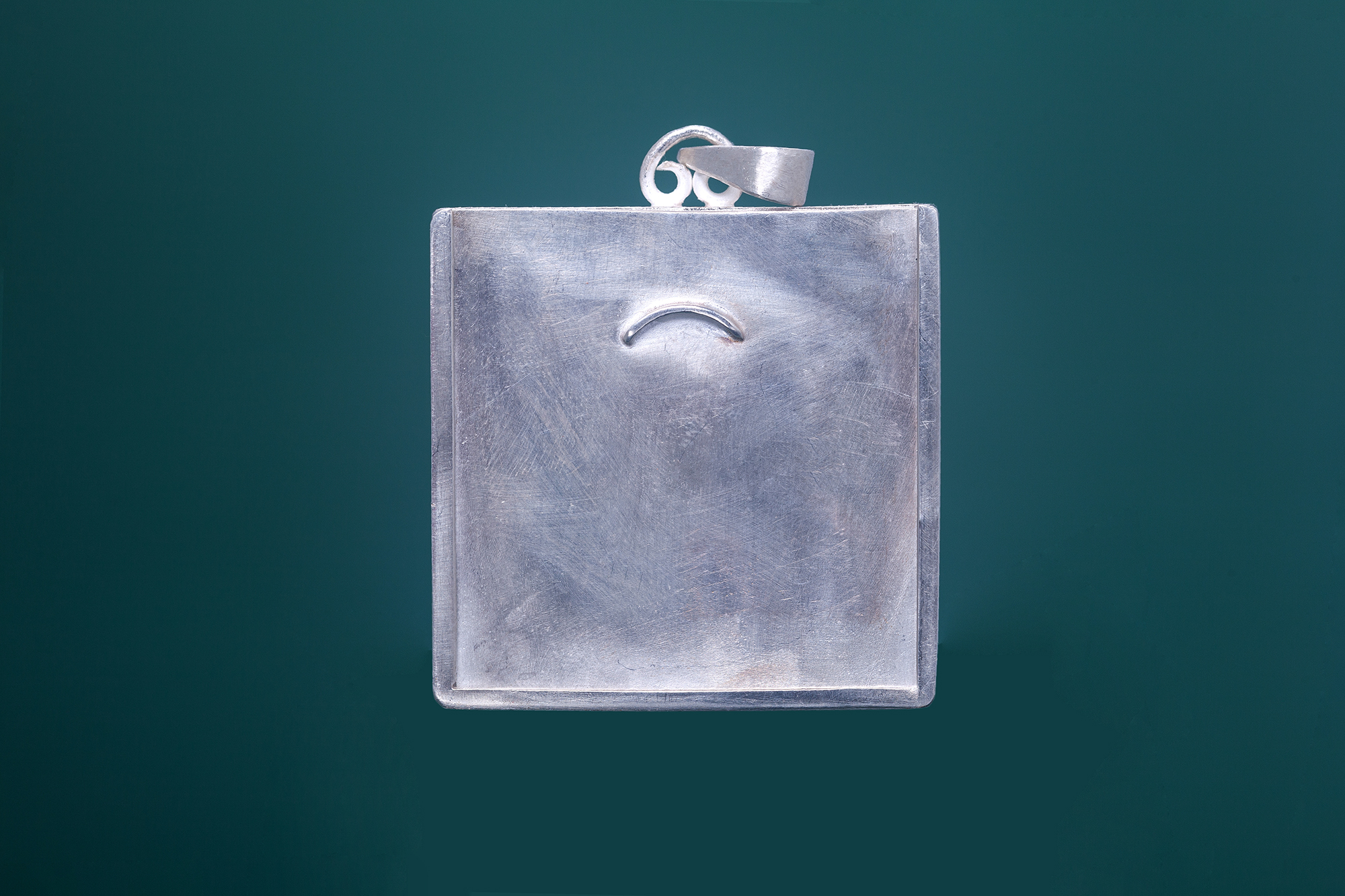 设计案例_“敦煌花砖”手工錾刻纯银吊坠盒子